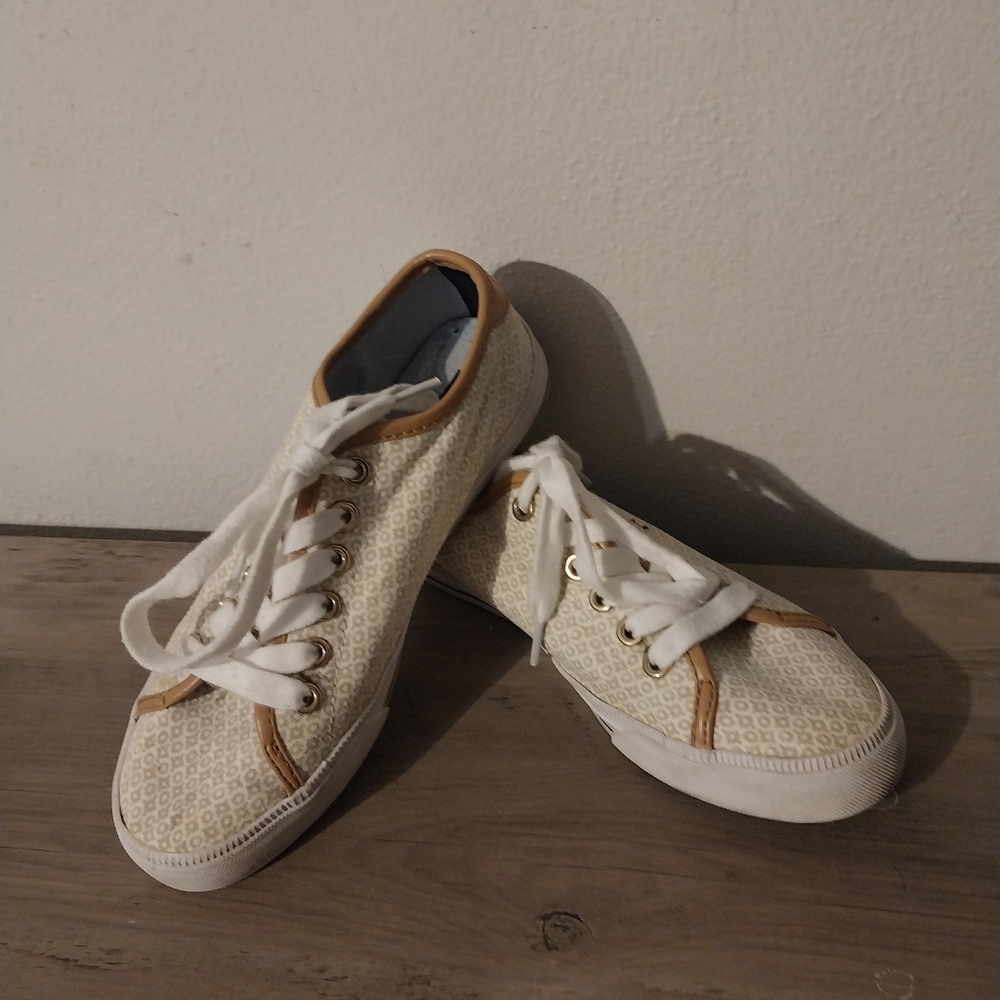 Womans sz 6 Tommy Hilfiger shoes